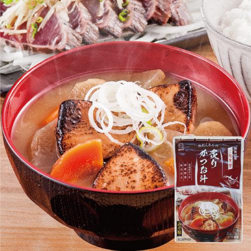 【炙りかつお汁】三陸産のかつおを香ばしく炙り、旨味を引き出した贅沢な和風スープ。香ばしさとコクのある出汁が絶妙に調和し、深みのある味わいに。温めるだけで簡単に楽しめる、体が温まる本格かつお汁。