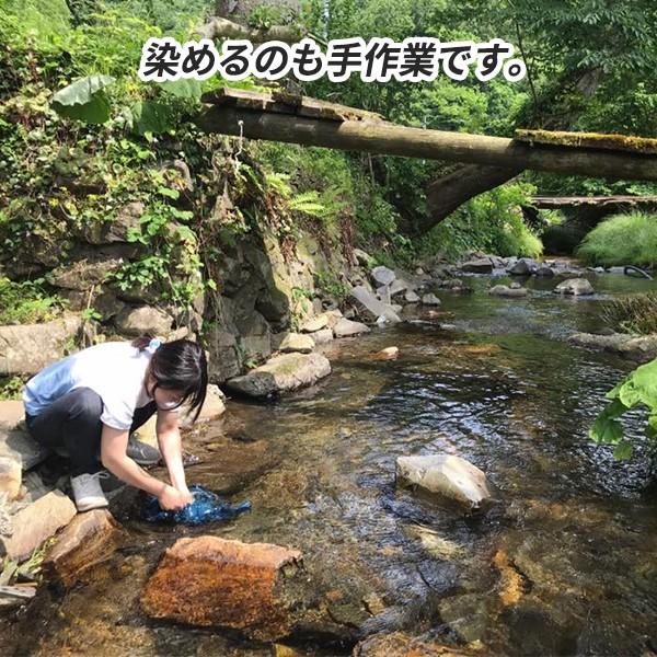 染めるのも手作業です。