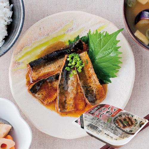 気仙沼発『三陸食堂いわし蒲焼き』。三陸産の新鮮ないわしを香ばしく焼き、甘辛い蒲焼きダレでじっくり味付けした一品。電子レンジで30秒温めるだけで、ふっくら柔らかく濃厚な旨みが広がる。常温保存が可能で、ご飯のお供や酒の肴、非常食やストック食材としても便利なレトルト惣菜。
