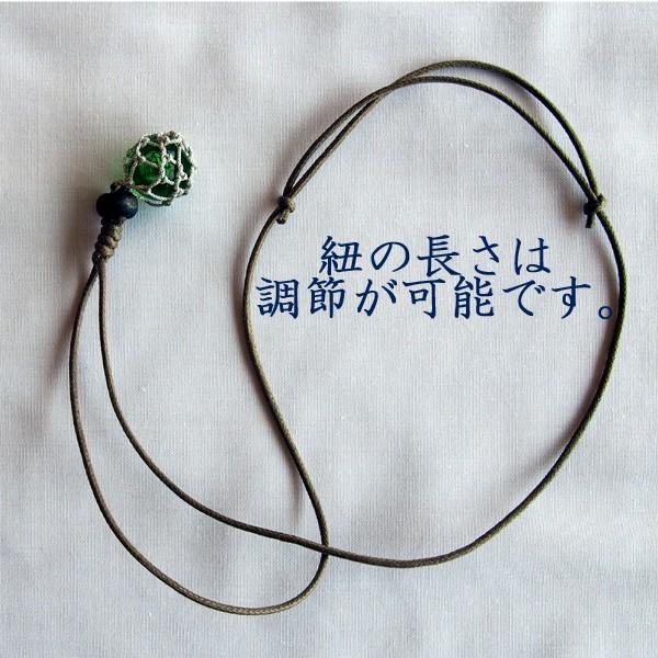 ネックレスの紐の長さは調節が可能です。