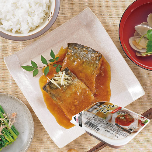 気仙沼発『三陸食堂さば味噌煮』。三陸産の新鮮なさばを特製の味噌ダレでじっくり煮込み、濃厚でコク深い味わいに仕上げました。電子レンジで30秒温めるだけで、ふっくら柔らかい身と甘辛い味噌の旨みが広がる一品。常温保存が可能で、ご飯のお供や酒の肴、非常食やストック食材としても便利なレトルト惣菜。